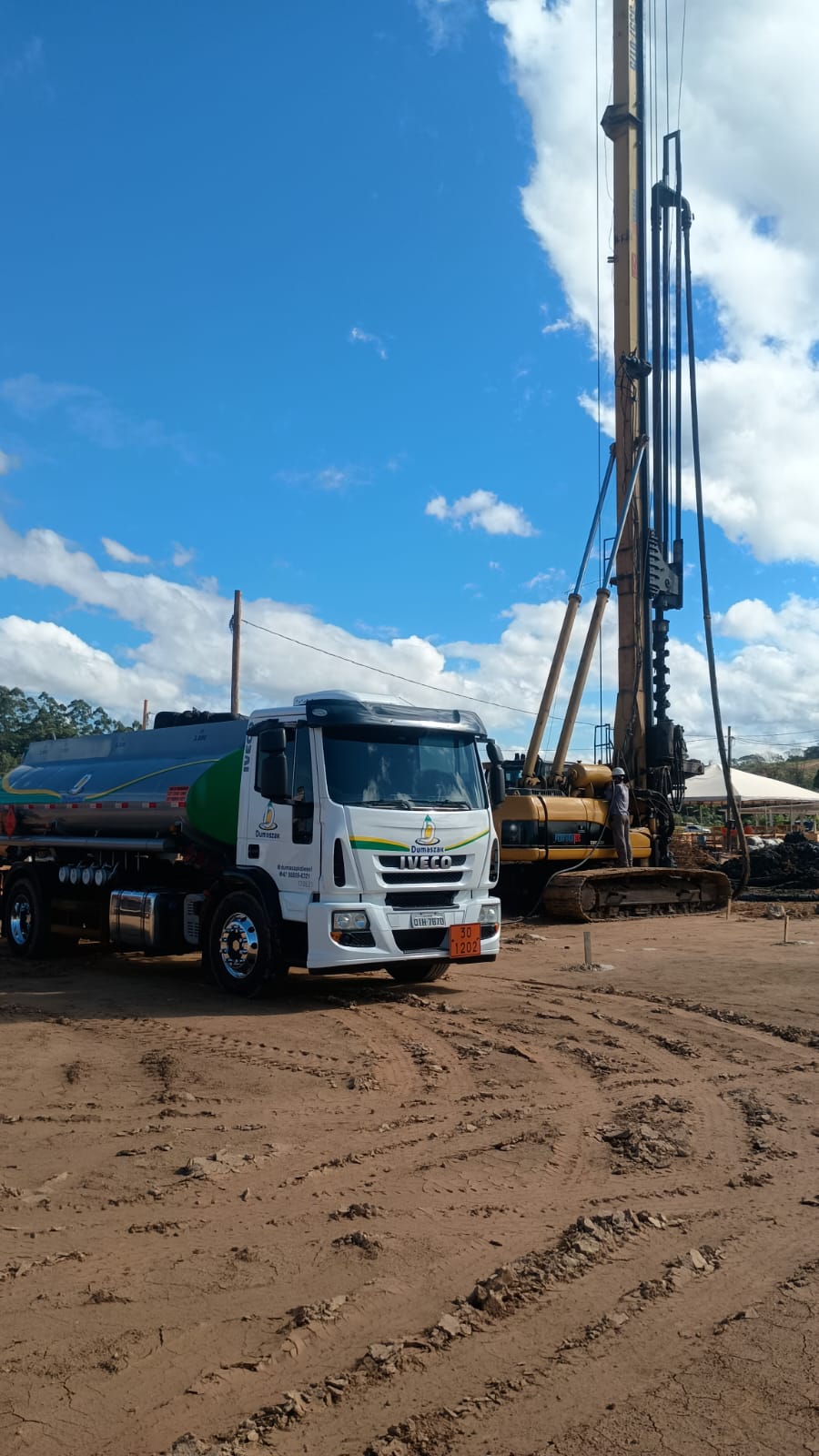 Abastecimento em obra com equipamento